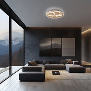 Moderne LED-Deckenleuchte mit kreisförmigem Ring-Design in warmweißem Licht in einem minimalistischen Wohnzimmer; Perspektive: Blick leicht von unten zur Decke, frontal in den Raum.