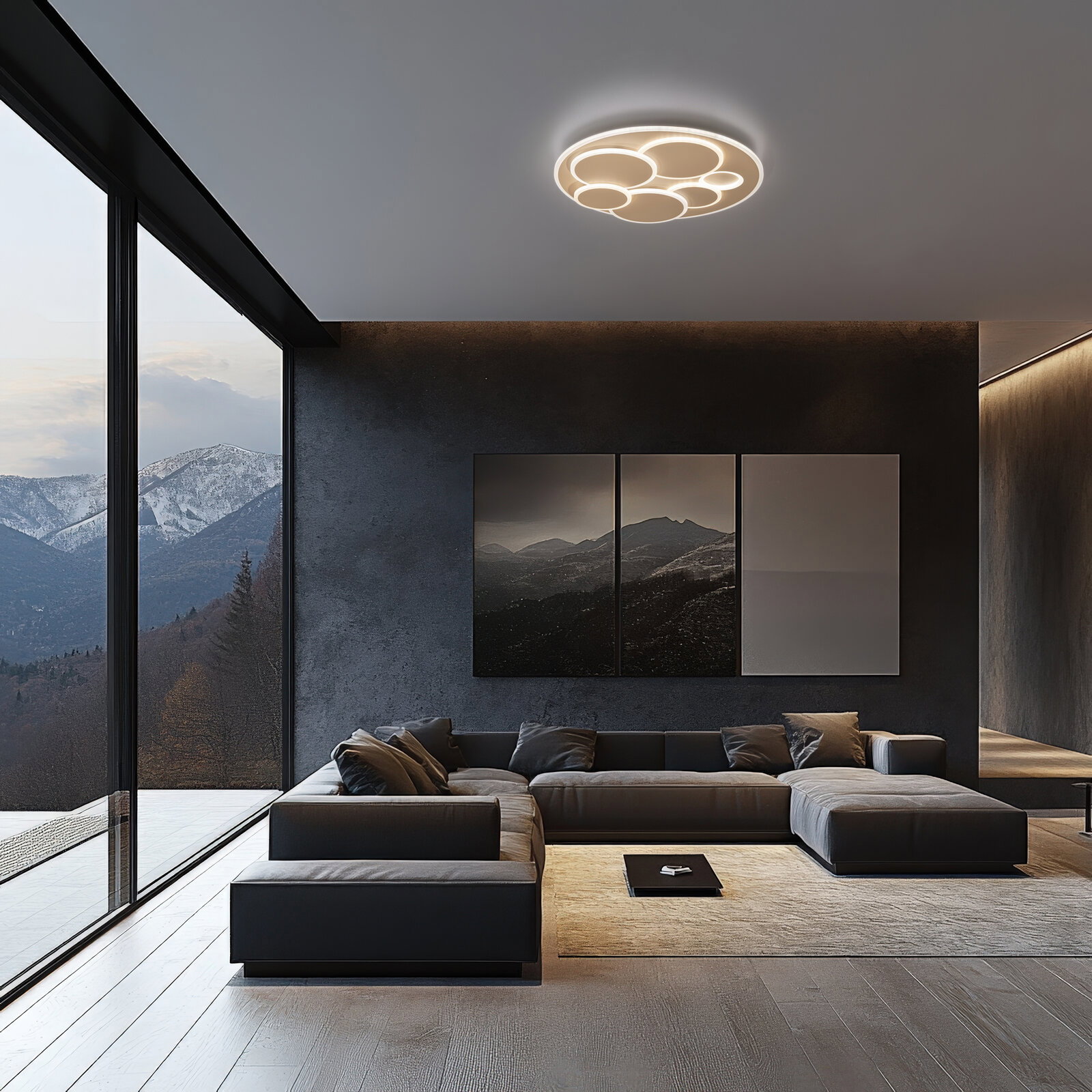 Moderne LED-Deckenleuchte mit kreisförmigem Ring-Design in warmweißem Licht in einem minimalistischen Wohnzimmer; Perspektive: Blick leicht von unten zur Decke, frontal in den Raum.