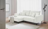 Helles, modernes Ecksofa mit Ottomane links, aus weißem Stoff mit feiner Struktur, in einem stilvoll eingerichteten Wohnzimmer. Perspektive von der Seite.