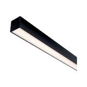 Schwarze, längliche LED-Wandleuchte mit opaler Lichtfläche in schräger Vorderansicht; Detailansicht zeigt den Anschlussklemmenblock mit L/N-Markierung.