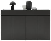 Modernes schwarzes Sideboard mit vier Türen, dekoriert mit einer schwarzen Lampe und zwei Vasen, Frontalansicht.