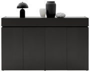 Modernes schwarzes Sideboard mit vier Türen, dekoriert mit einer schwarzen Lampe und zwei Vasen, Frontalansicht.