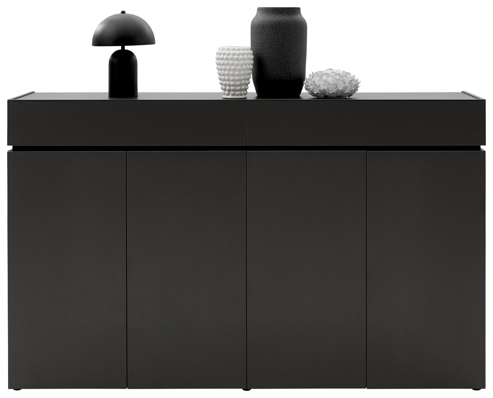 Modernes schwarzes Sideboard mit vier Türen, dekoriert mit einer schwarzen Lampe und zwei Vasen, Frontalansicht.