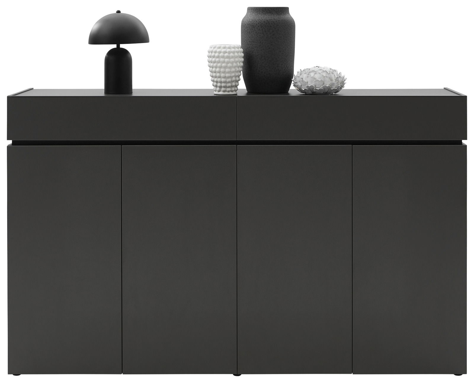 Modernes schwarzes Sideboard mit vier Türen, dekoriert mit einer schwarzen Lampe und zwei Vasen, Frontalansicht.