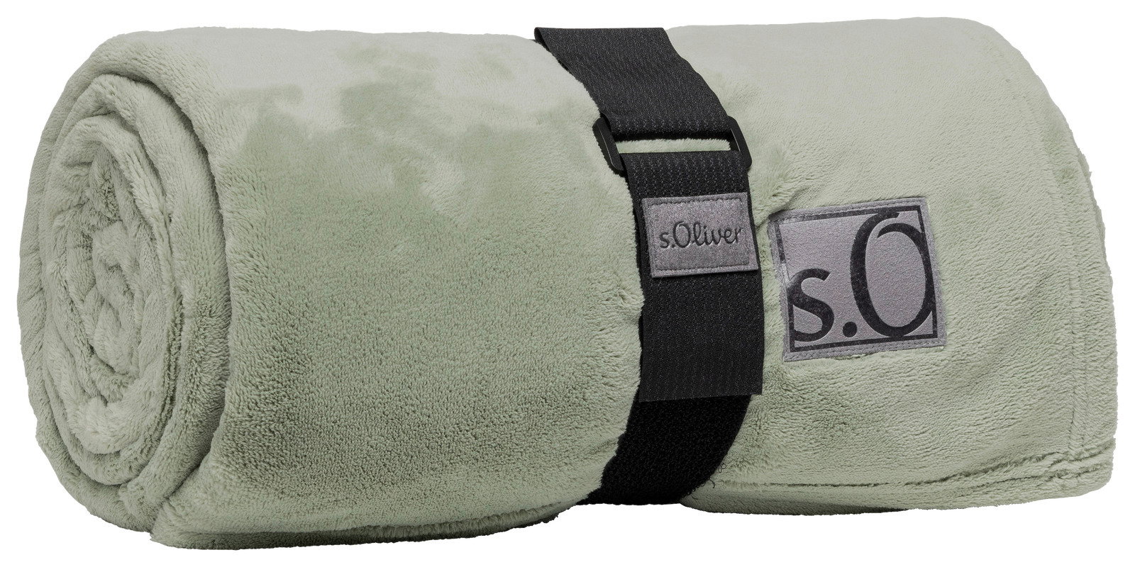 Grüne s.Oliver Kuscheldecke, zusammengerollt und mit schwarzem Band fixiert, seitliche Perspektive