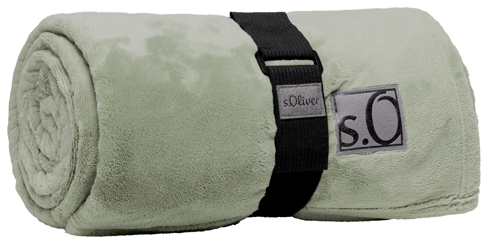 Grüne s.Oliver Kuscheldecke, zusammengerollt und mit schwarzem Band fixiert, seitliche Perspektive