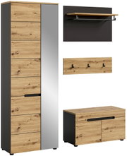 Garderobenkombination in Holzoptik mit Spiegel, bestehend aus einem hohen Schrank, einer Wandgarderobe mit Haken und einem Schuhschrank, seitliche Perspektive