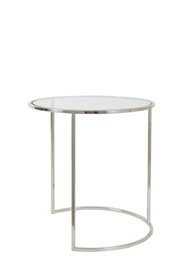Moderne ronde bijzettafel met glazen blad en metalen onderstel, gezien vanaf de zijkant.