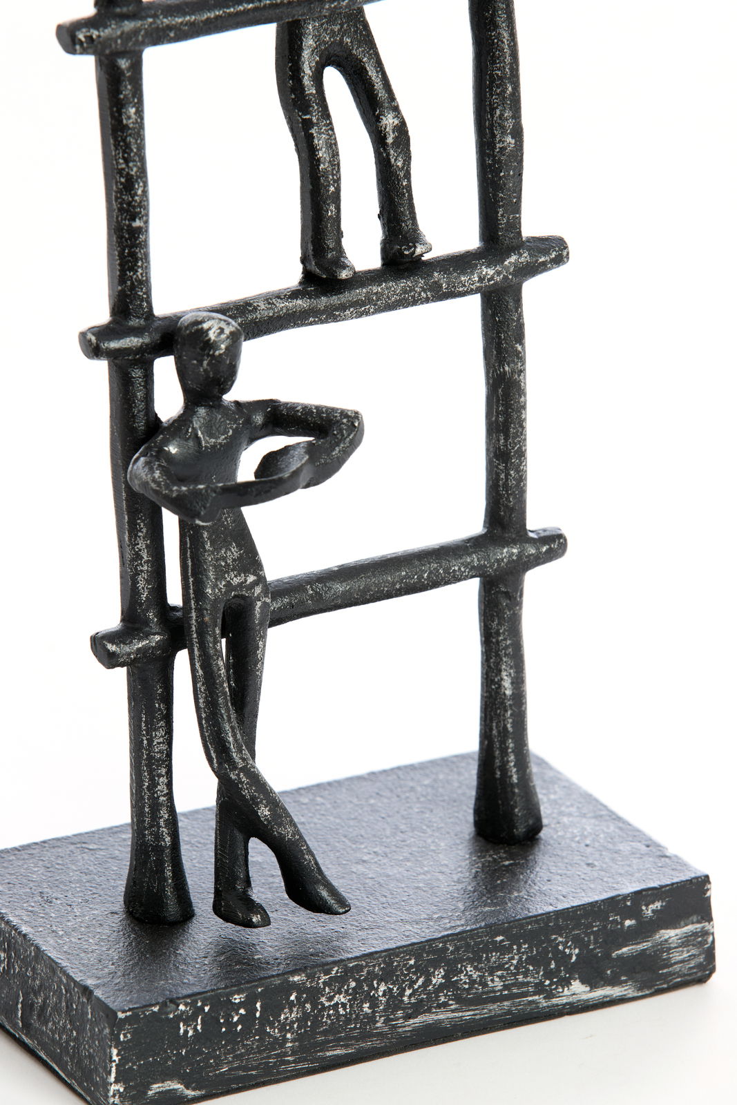 Metallische Skulptur mit zwei stilisierten Figuren auf einer Leiter, seitliche Perspektive