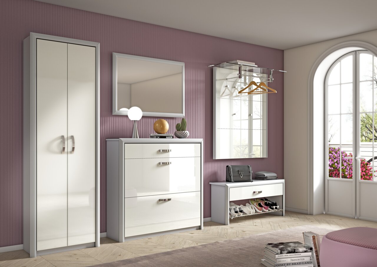 Moderne Garderobeneinrichtung mit weißem Garderobenschrank, Schuhschrank, Spiegel und Garderobenpaneel in einem hellen Raum mit lila Wand. Perspektive: Frontalansicht.