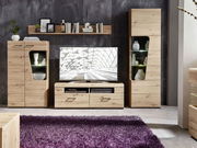 Wohnwand aus hellem Holz mit modernen Vitrinen und TV-Schrank, frontal fotografiert.