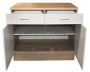 Unterschrank mit zwei offenen Schubladen und zwei offenen Türen, aus Holz und weißem Material, frontal betrachtet.