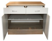 Unterschrank mit zwei offenen Schubladen und zwei offenen Türen, aus Holz und weißem Material, frontal betrachtet.