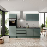 Moderne Küchenzeile in mattem Grün mit eingebautem Ofen, Dunstabzugshaube und Spüle, aus der Frontalperspektive betrachtet.