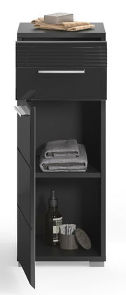 Schwarzer Standschrank LINUS mit geöffneter Tür, zwei Fächern, Handtüchern und Pflegeprodukten, Frontalansicht.