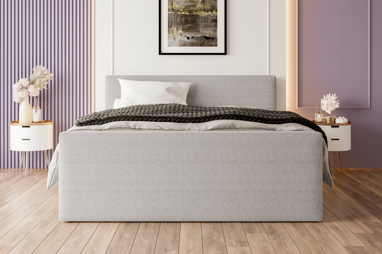 Hellgraues Polsterbett mit hohem Kopfteil, weißer Bettwäsche und dunkler Strickdecke im modernen Schlafzimmer, frontal von vorn aus Augenhöhe aufgenommen
