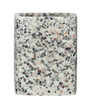 Nahaufnahme eines Zahnputzbechers aus Terrazzo mit buntem Steindesign, frontal betrachtet.