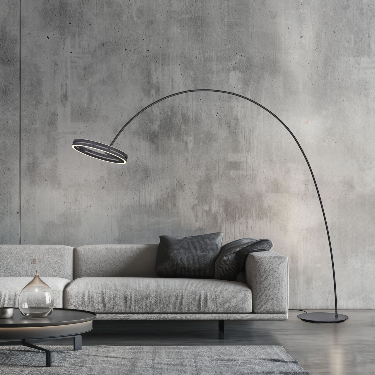 Moderne LED-Bogenleuchte in einem stilvollen Wohnzimmer, seitliche Perspektive