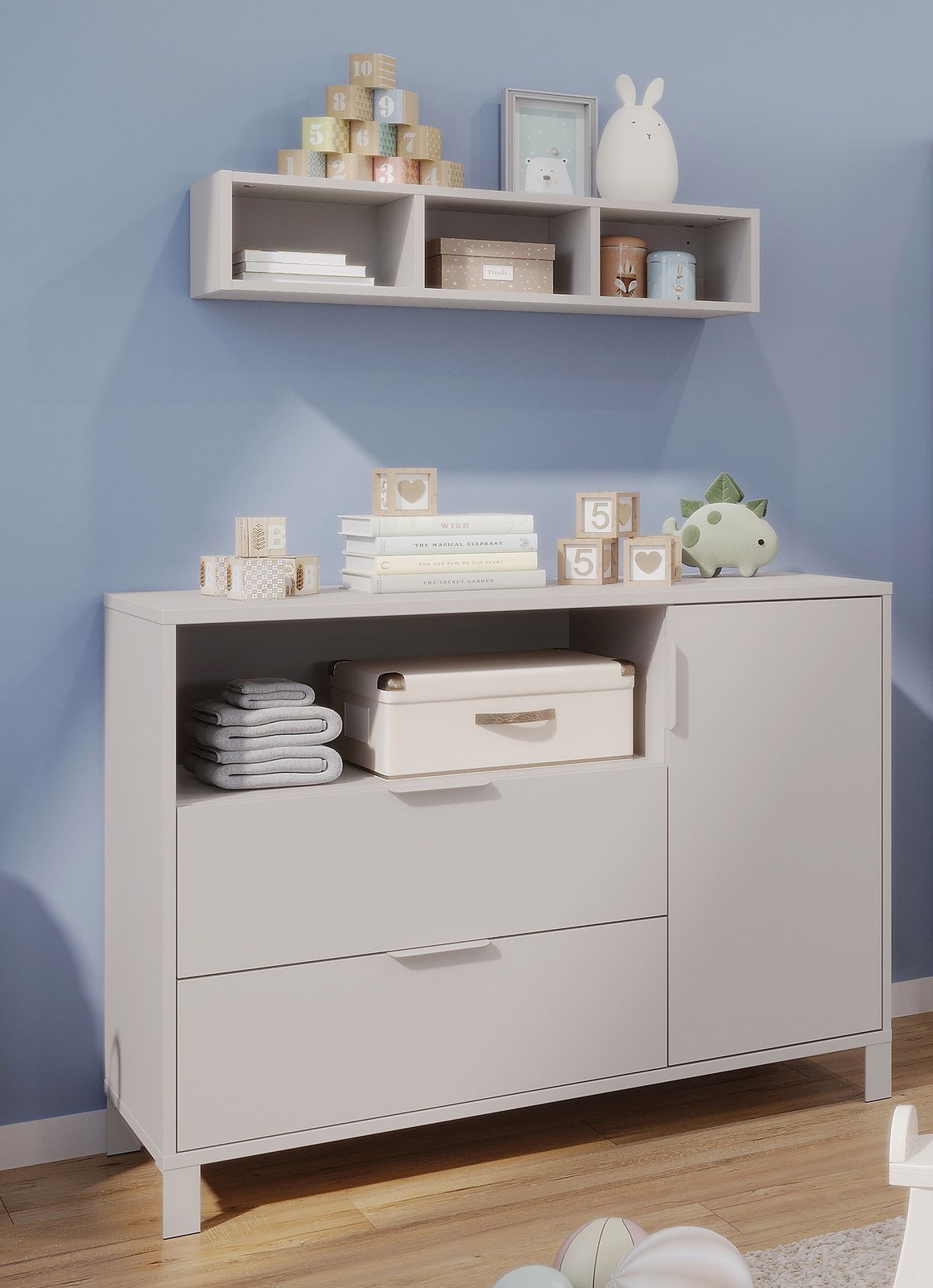 Unterstell-Wandregal in einem Kinderzimmer, frontal fotografiert, mit Spielzeug und Büchern dekoriert.