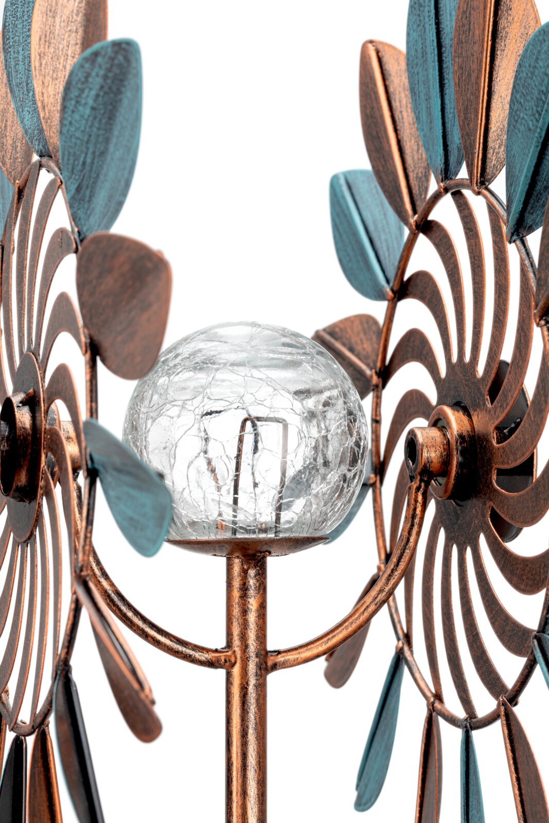 Close-up van een decoratieve zonne-lamp met bronskleurige en blauwe metalen blaadjes en een glazen bol in het midden.