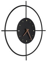 Moderne Wanduhr mit schwarzem Zifferblatt und minimalistischen goldenen Markierungen, umgeben von einem großen schwarzen Metallrahmen. Vorderansicht.