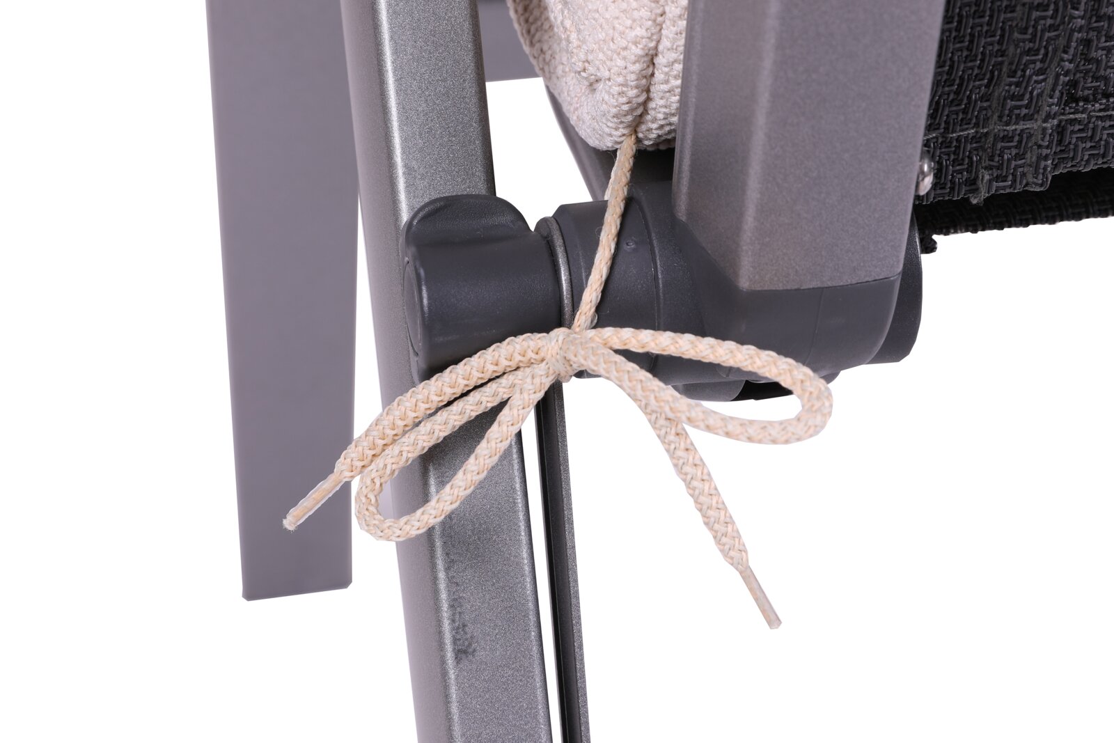 Detailaufnahme aus seitlicher Perspektive: graues Metallgestell mit schwarzem Gelenk/Verbinder und beigefarbener Kordel-Schleife an einem Outdoor-Stuhl oder Loungemöbel
