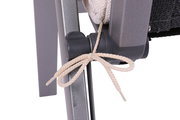 Detailaufnahme aus seitlicher Perspektive: graues Metallgestell mit schwarzem Gelenk/Verbinder und beigefarbener Kordel-Schleife an einem Outdoor-Stuhl oder Loungemöbel
