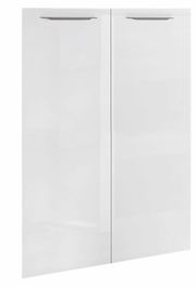 Weiße Schranktüren mit Griffen, Frontalansicht