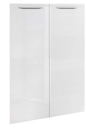 Weiße Schranktüren mit Griffen, Frontalansicht