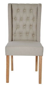 Frontansicht eines eleganten, beige gepolsterten Stuhls mit Knopfdetails und Holzbeinen.