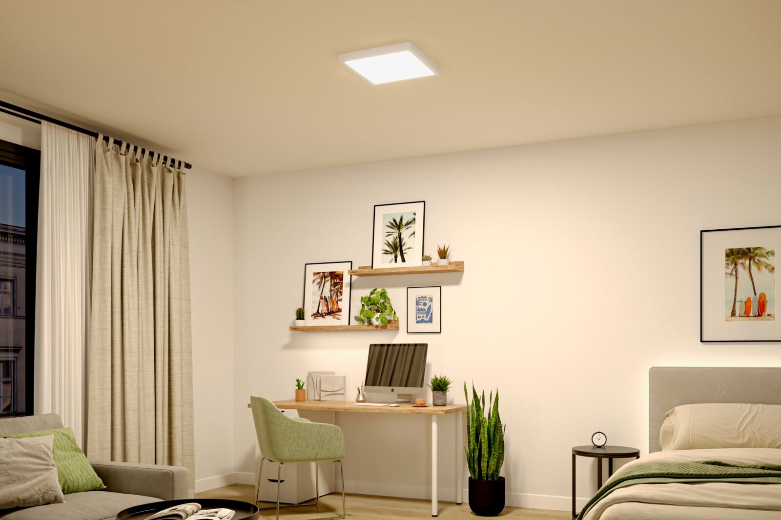 Quadratische LED-Deckenleuchte in Weiß an der Zimmerdecke, eingeschaltet, in modernem Schlafzimmer/Homeoffice – Ansicht von unten in leichter Raum-Perspektive.