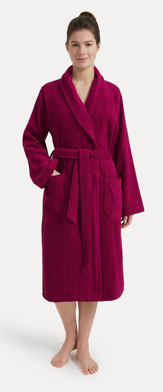 Frau in einem weinroten Bademantel mit Schalkragen, Vorderansicht