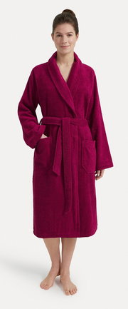 Frau in einem weinroten Bademantel mit Schalkragen, Vorderansicht