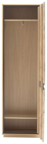 Offener Garderobenschrank aus Holz mit einer Kleiderstange und einem Regalboden, Perspektive von vorne.