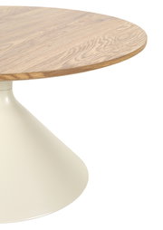 Detailansicht eines runden Tisches mit heller Holzplatte und weißem Tulpenfuß, fotografiert aus leicht schräger Seitenperspektive vor weißem Hintergrund