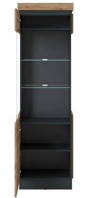Vitrine met geopende deur, glazen planken en houten frame, vooraanzicht