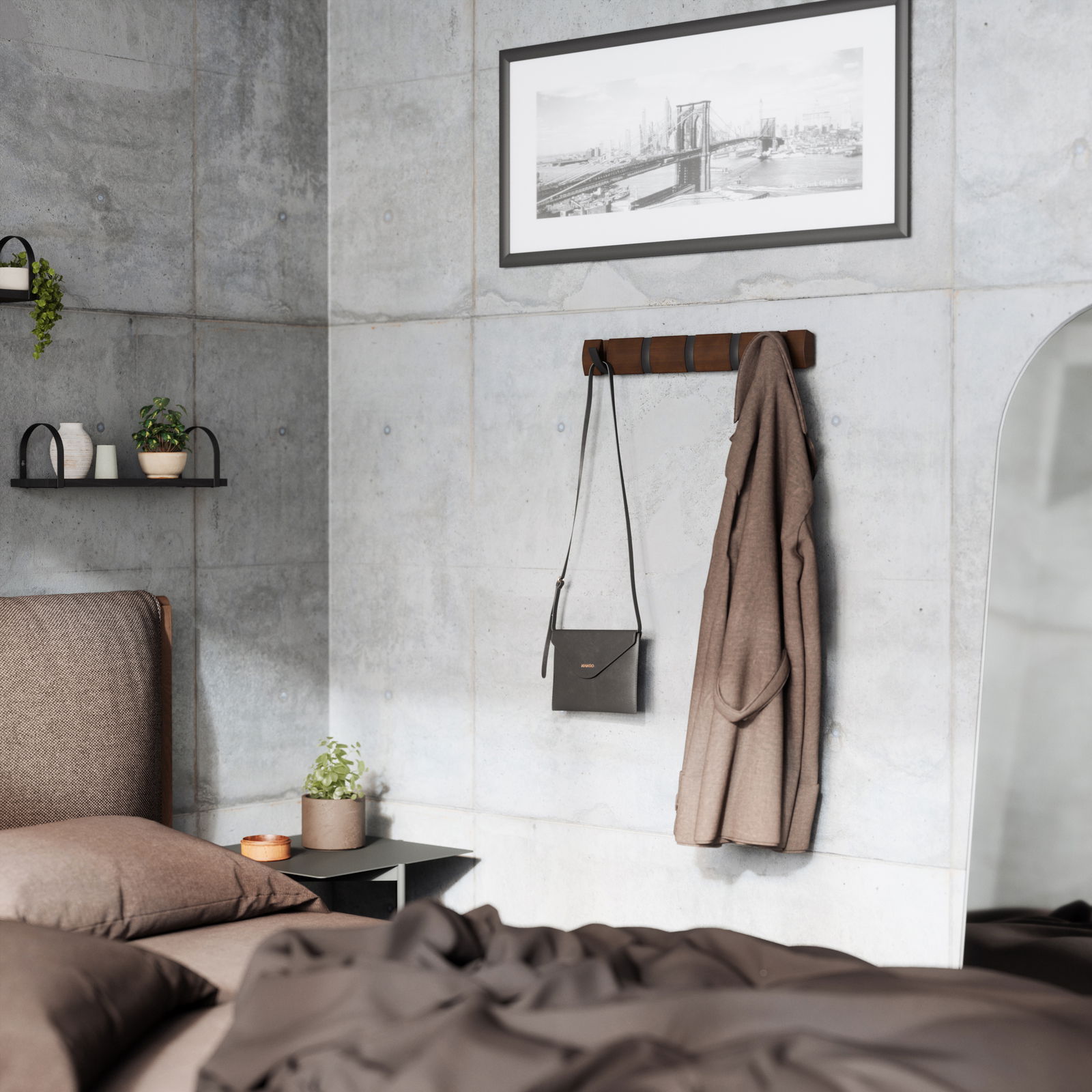 Umbra Wandgarderobe FLIP Wandgarderobe aus Holz mit mehreren Haken, an der eine braune Jacke und eine schwarze Tasche hängen, in einem modernen Schlafzimmer mit Betonwänden und minimalistischer Dekoration. Perspektive: seitlich.