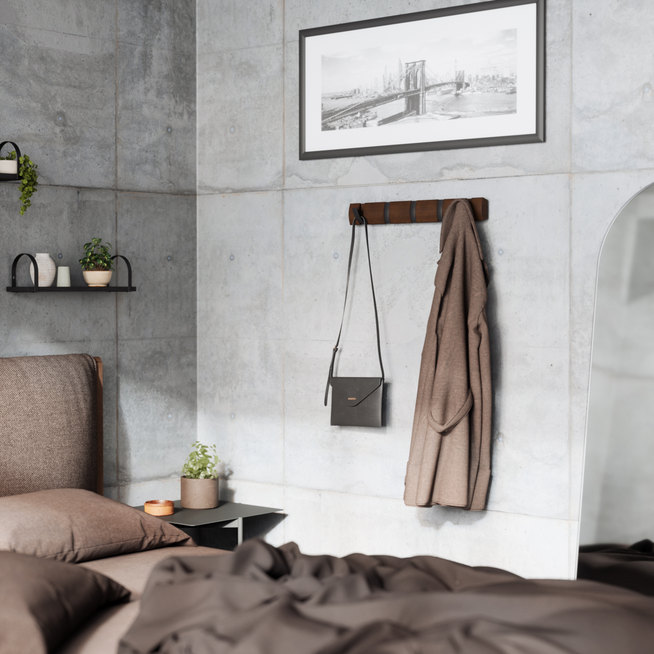 Wandgarderobe aus Holz mit mehreren Haken, an der eine braune Jacke und eine schwarze Tasche hängen, in einem modernen Schlafzimmer mit Betonwänden und minimalistischer Dekoration. Perspektive: seitlich.