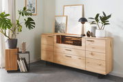 Holz-Sideboard mit mehreren Schubladen und Türen, dekoriert mit Pflanzen und Bildern, seitliche Perspektive
