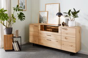 Holz-Sideboard mit mehreren Schubladen und Türen, dekoriert mit Pflanzen und Bildern, seitliche Perspektive