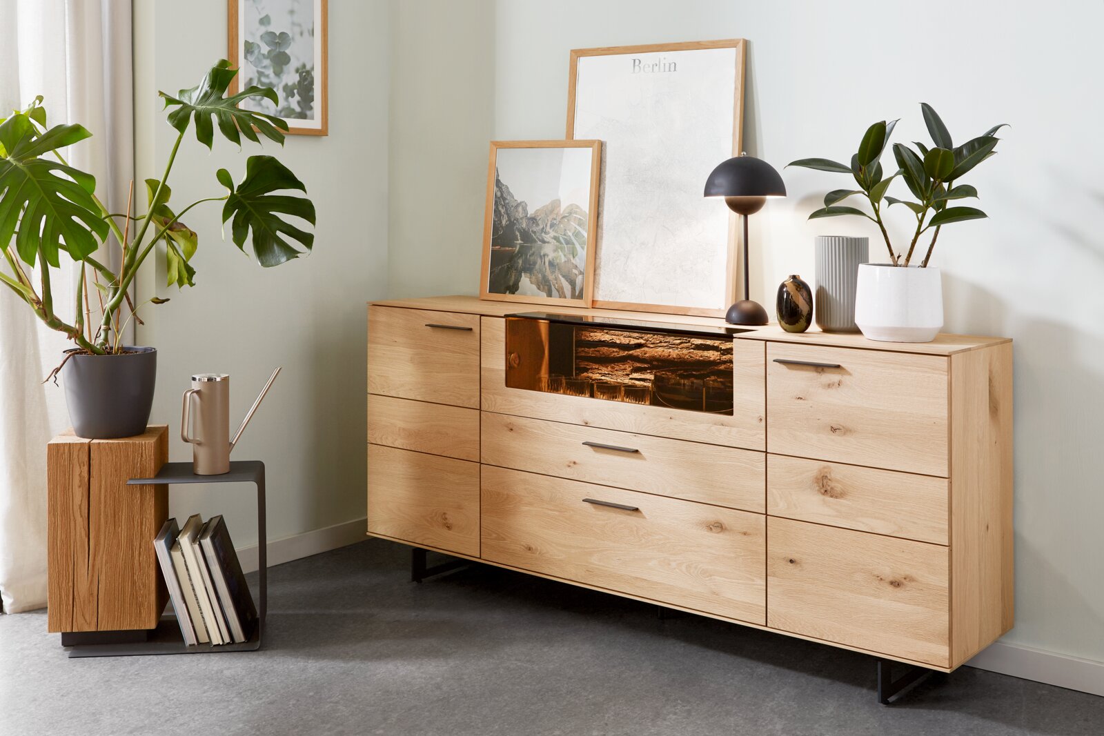 Valnatura Sideboard LAVIA Holz-Sideboard mit mehreren Schubladen und Türen, dekoriert mit Pflanzen und Bildern, seitliche Perspektive
