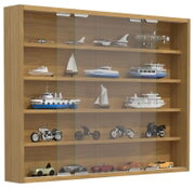 Holz-Vitrine mit mehreren Glas-Schiebetüren und Regalböden, gefüllt mit Modellfahrzeugen und -schiffen; Ansicht schräg von vorn (3/4-Perspektive).