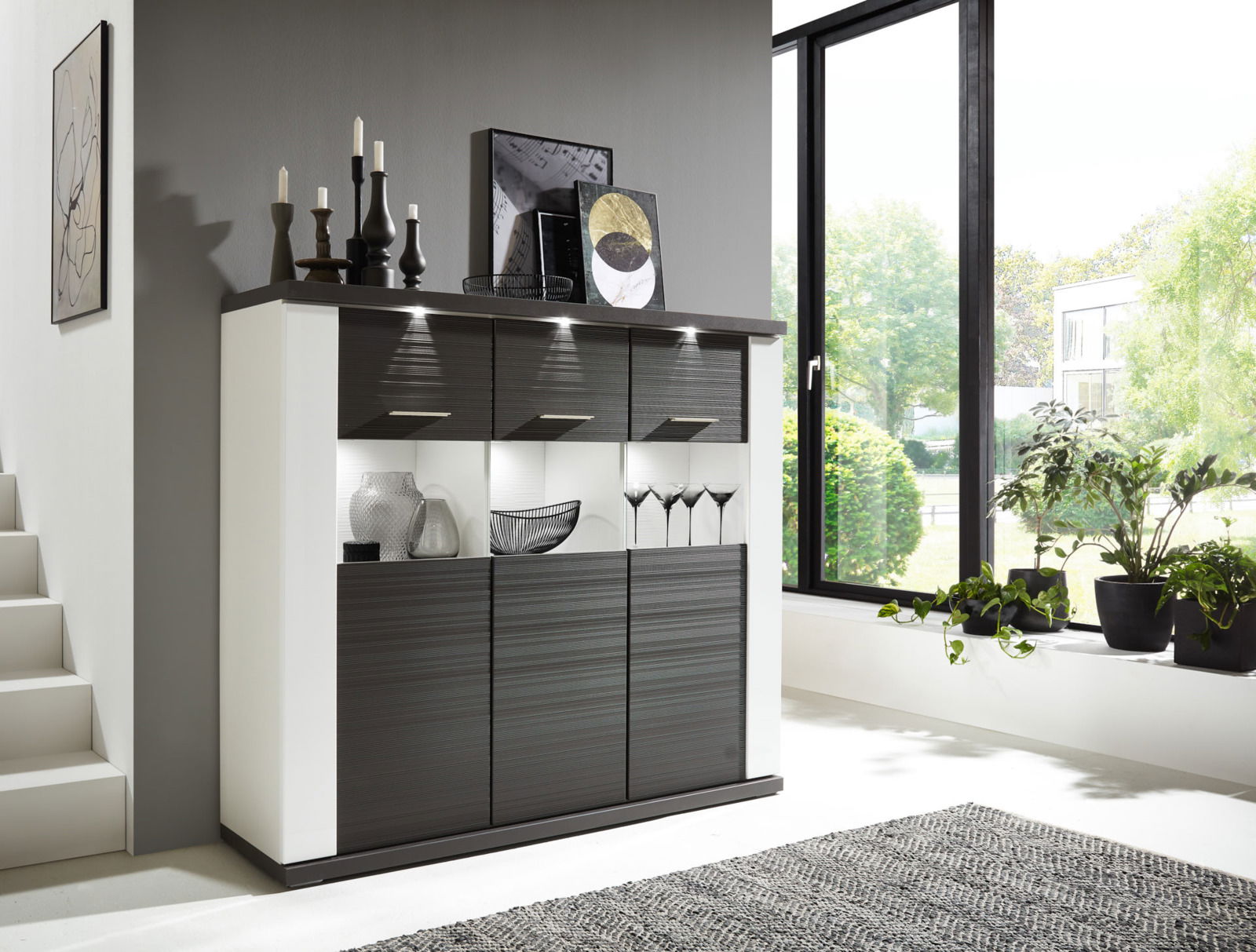 Modernes Highboard in dunklem Holzdesign mit dekorativen Elementen, seitliche Perspektive