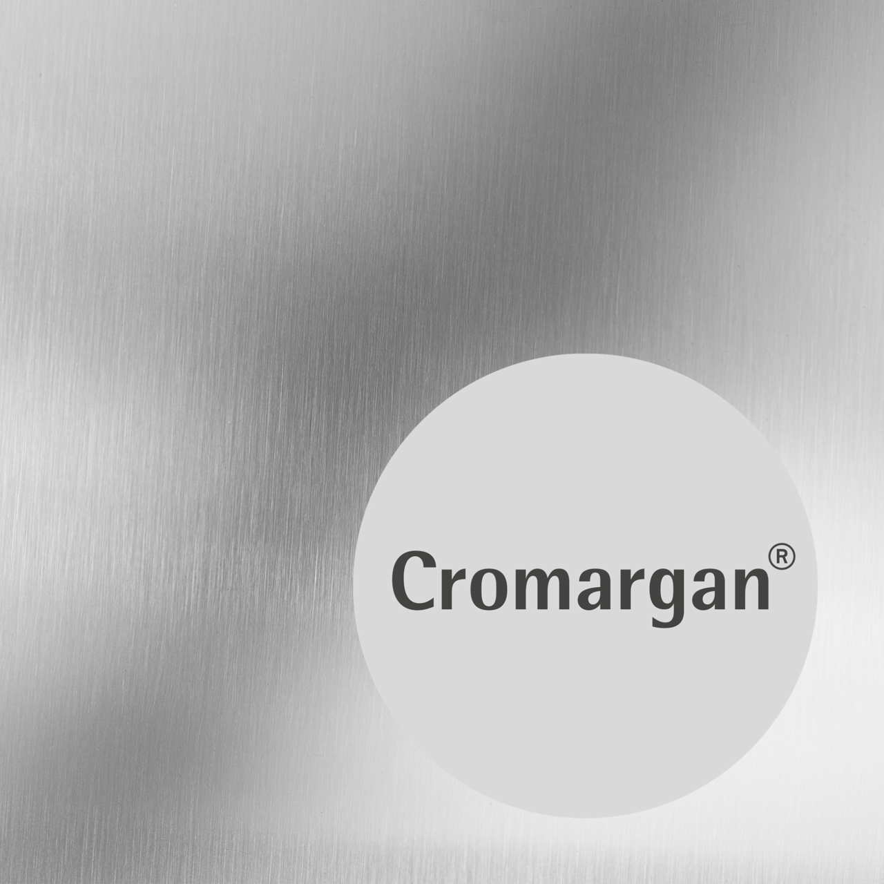 Nahaufnahme einer silbernen Oberfläche mit dem Schriftzug 'Cromargan'.