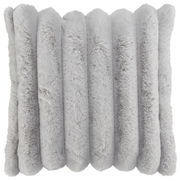 Graue Fellkissenhülle in Nahaufnahme, frontal betrachtet, mit weicher, plüschiger Textur.