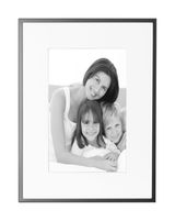 Schwarzer Aluminiumrahmen mit einem Familienfoto, frontal aufgenommen.