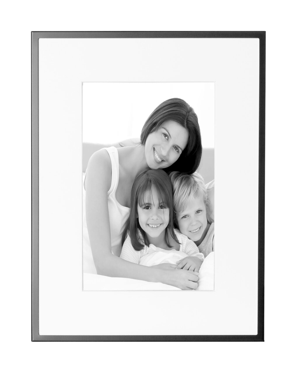 Zwart aluminium frame met een familiefoto, van voren gefotografeerd.