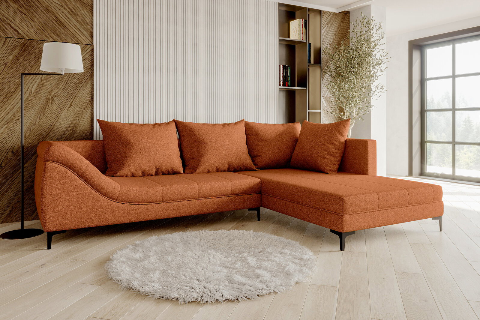 Modernes orangefarbenes Ecksofa mit Recamiere rechts, vier Rückenkissen und schwarzen Metallfüßen in hellem Wohnzimmer, Frontansicht leicht schräg von links