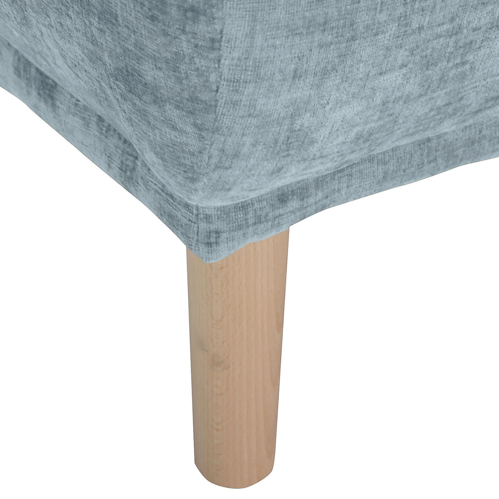 Nahaufnahme eines Hockers mit hellgrauem Stoffbezug und einem Holzbein, Perspektive von der Seite.