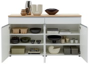 Frontale Ansicht eines weißen Sideboards mit offenen Türen, gefüllt mit dekorativen Objekten und Büchern auf den Regalen.